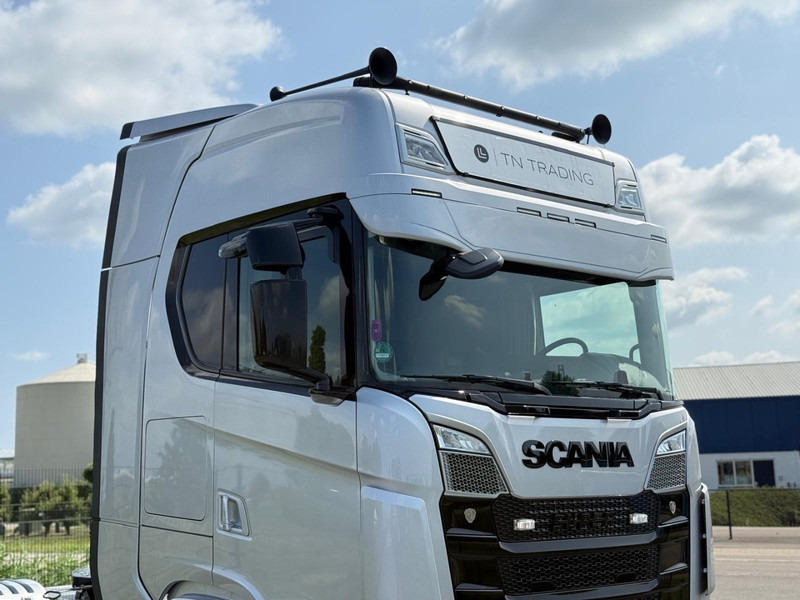 Scania S650 ADR, FULL AIR, LEATHER, SHOW, INTERIOR, LIKE NEW! - Tractor truck: picture 4 Scania S650 ADR, FULL AIR, LEATHER, SHOW, INTERIOR, LIKE NEW! - Tractor truck: picture 4