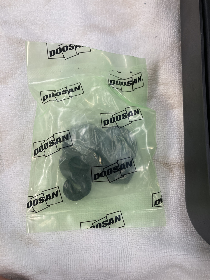 Doosan Ruitenwissermotor - Cab for Mini excavator: picture 3 Doosan Ruitenwissermotor - Cab for Mini excavator: picture 3