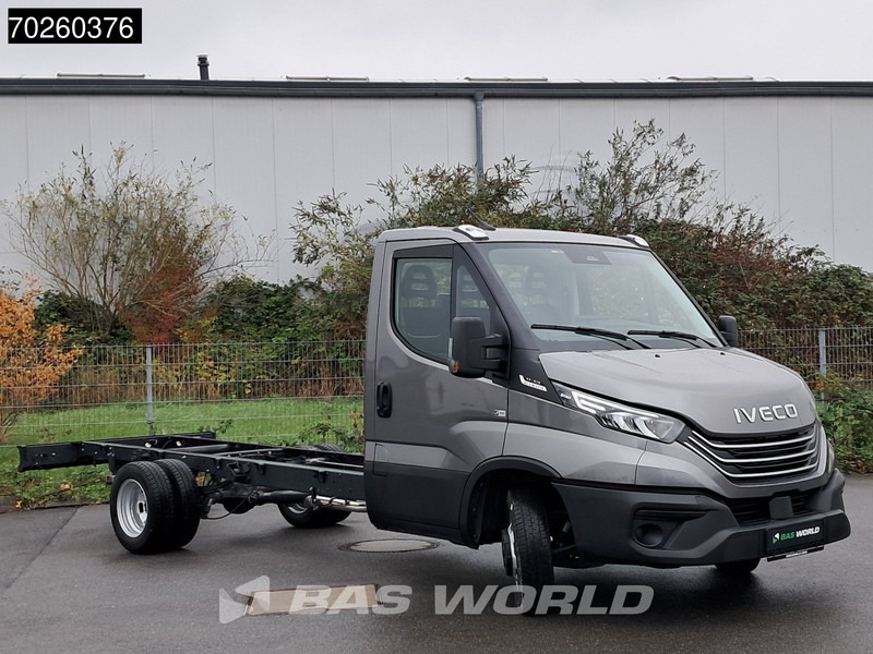 Iveco Daily 35C21 Neu! 3.0L 2025-Modell Automatik 210PS Radstand 410 Fahrgestell Doppelbereifung LED ACC Klima Euro6 Chassis A/C - Commercial truck: picture 2 Iveco Daily 35C21 Neu! 3.0L 2025-Modell Automatik 210PS Radstand 410 Fahrgestell Doppelbereifung LED ACC Klima Euro6 Chassis A/C - Commercial truck: picture 2