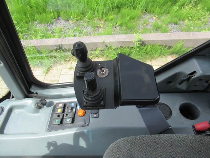 Road sweeper LM TRAC 286 4WD 4x4 AIRCO Werktuigdrager: picture 8