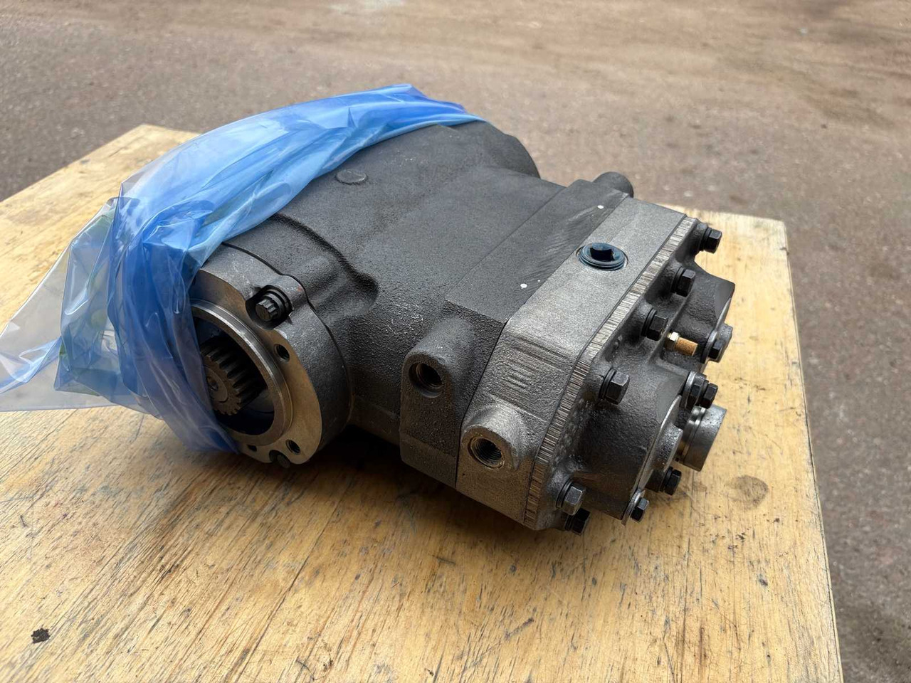 Air Dryer Compressor Cummins ST-676 - AC compressor: picture 1 Air Dryer Compressor Cummins ST-676 - AC compressor: picture 1