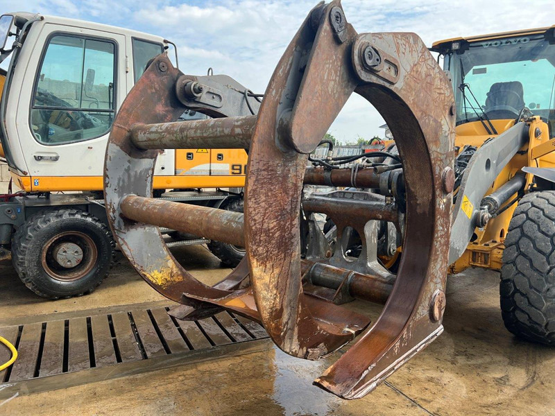 Volvo L90 - Grapple: picture 3 Volvo L90 - Grapple: picture 3