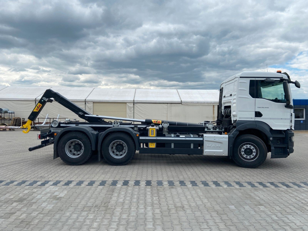 MAN TGS 26.440 6x4 Abrollkipper HYVA 20-60-S - Hook lift truck: picture 4 MAN TGS 26.440 6x4 Abrollkipper HYVA 20-60-S - Hook lift truck: picture 4