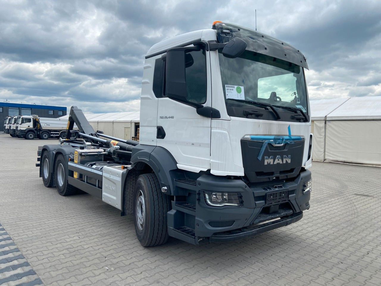 MAN TGS 26.440 6x4 Abrollkipper HYVA 20-60-S - Hook lift truck: picture 1 MAN TGS 26.440 6x4 Abrollkipper HYVA 20-60-S - Hook lift truck: picture 1
