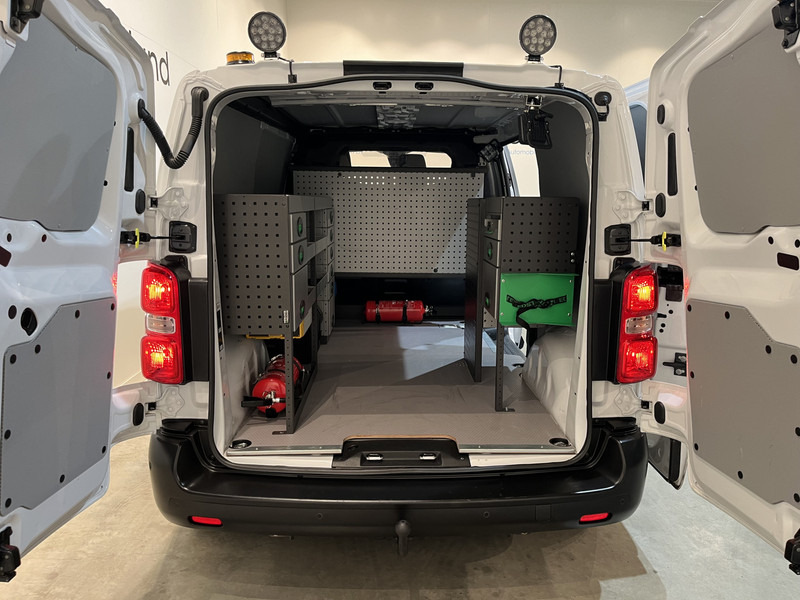 Peugeot e-Expert EV L2 75 kWh Servicebus / Inrichting / 100% Elektrisch / Airco / 220V. / Trekhaak / Camera / Cruise Control / Navigatie / CarPlay / 3-Zits 13.000 KM !! - Small van, Electric van: picture 4 Peugeot e-Expert EV L2 75 kWh Servicebus / Inrichting / 100% Elektrisch / Airco / 220V. / Trekhaak / Camera / Cruise Control / Navigatie / CarPlay / 3-Zits 13.000 KM !! - Small van, Electric van: picture 4