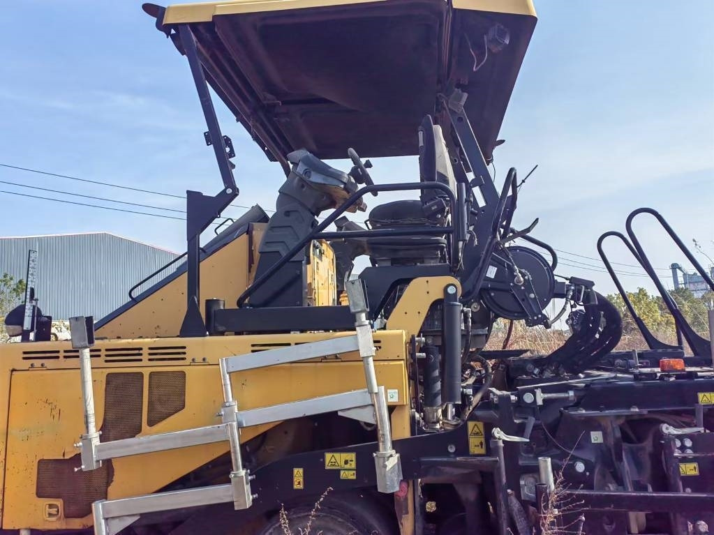 CAT AP655F - Asphalt paver: picture 1 CAT AP655F - Asphalt paver: picture 1