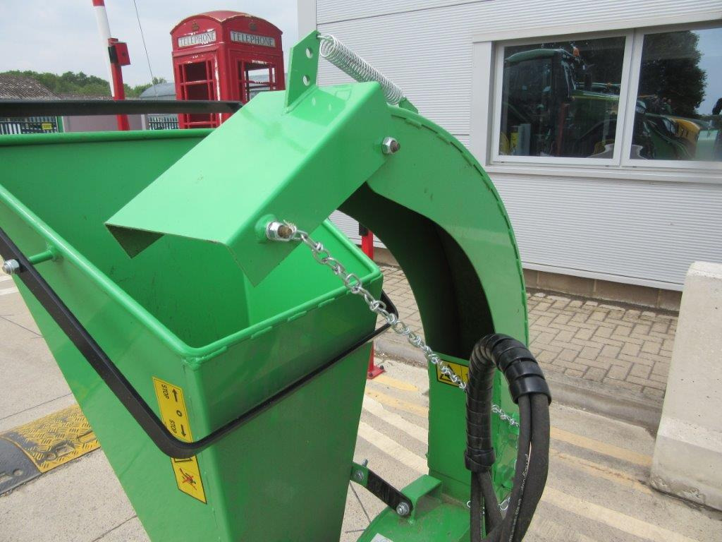 Compact loader AVANT WOOD CHIPPER CH100: picture 8
