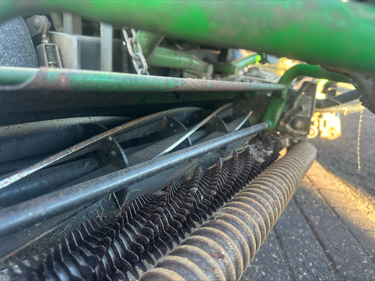 Garden mower John Deere 2500E greens triple mower: picture 6