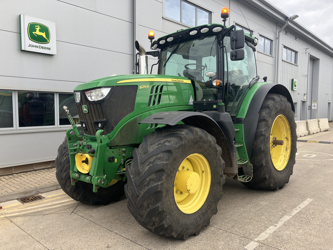 Farm tractor John Deere 6215R: picture 1