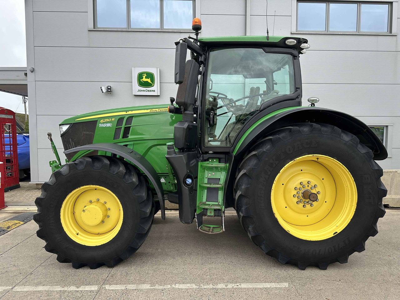 John Deere 6250R - Farm tractor: picture 3 John Deere 6250R - Farm tractor: picture 3