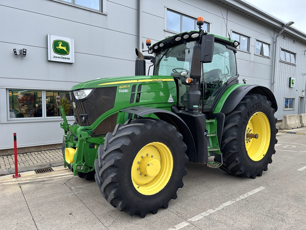 John Deere 6250R - Farm tractor: picture 1 John Deere 6250R - Farm tractor: picture 1