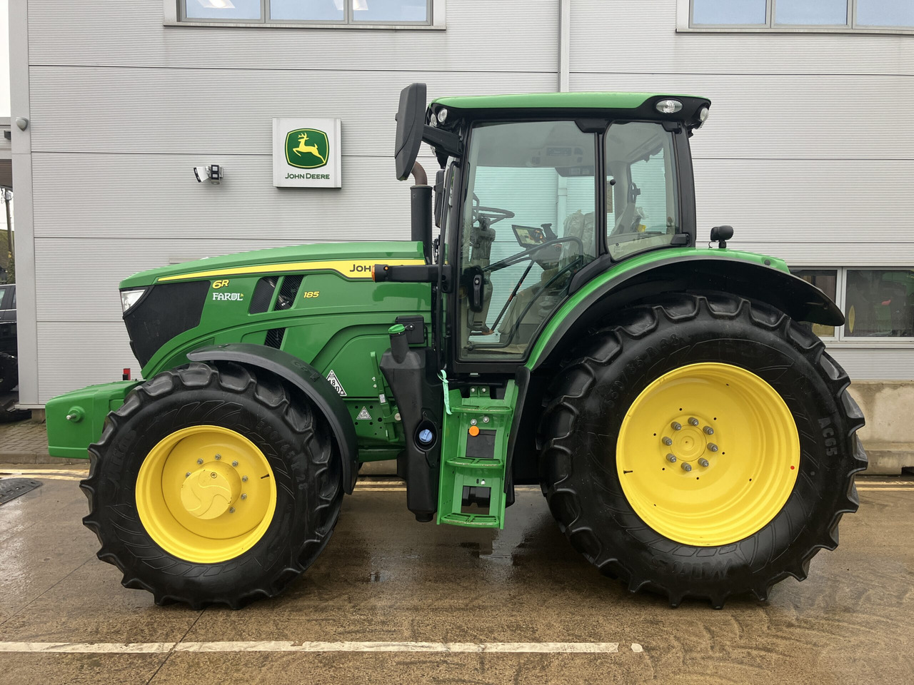 John Deere 6R 185 - Farm tractor: picture 2 John Deere 6R 185 - Farm tractor: picture 2