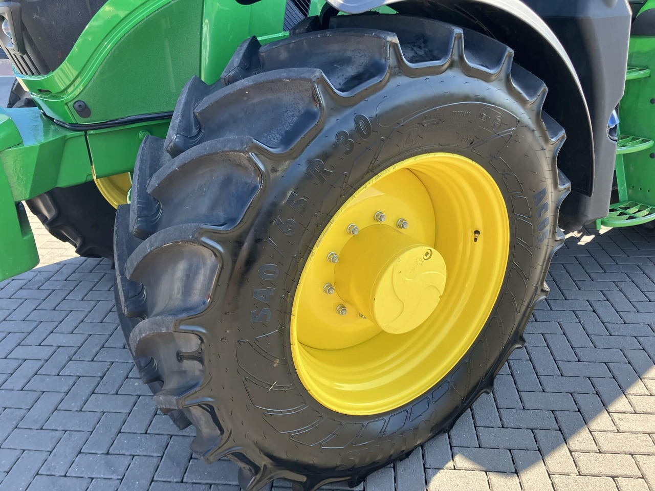 Farm tractor John Deere 6R 185: picture 10