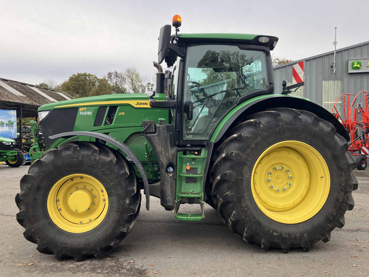 John Deere 6R 215 - Farm tractor: picture 2 John Deere 6R 215 - Farm tractor: picture 2