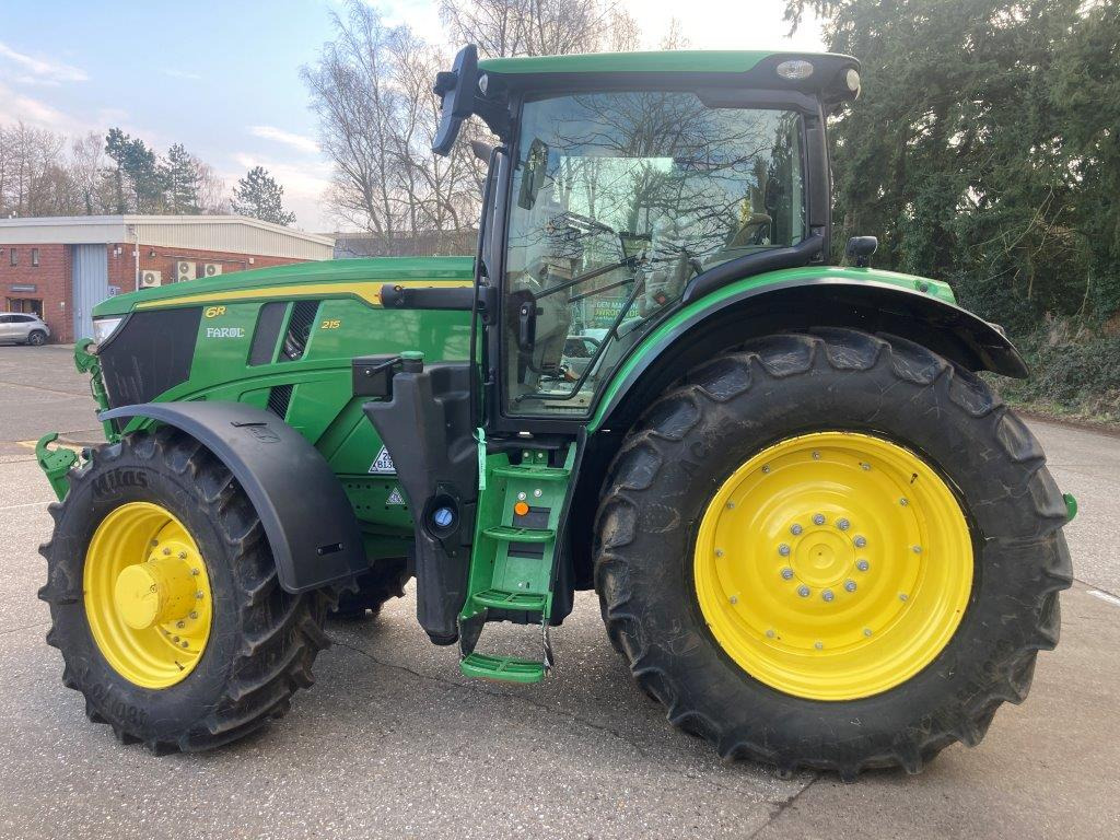 John Deere 6R 215 - Farm tractor: picture 2 John Deere 6R 215 - Farm tractor: picture 2