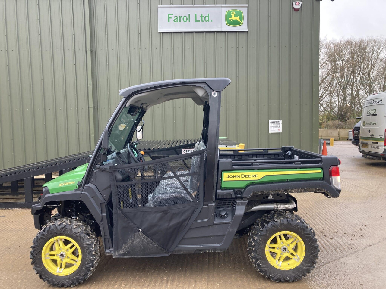 John Deere XUV835M Gator - ATV/ Quad: picture 2 John Deere XUV835M Gator - ATV/ Quad: picture 2