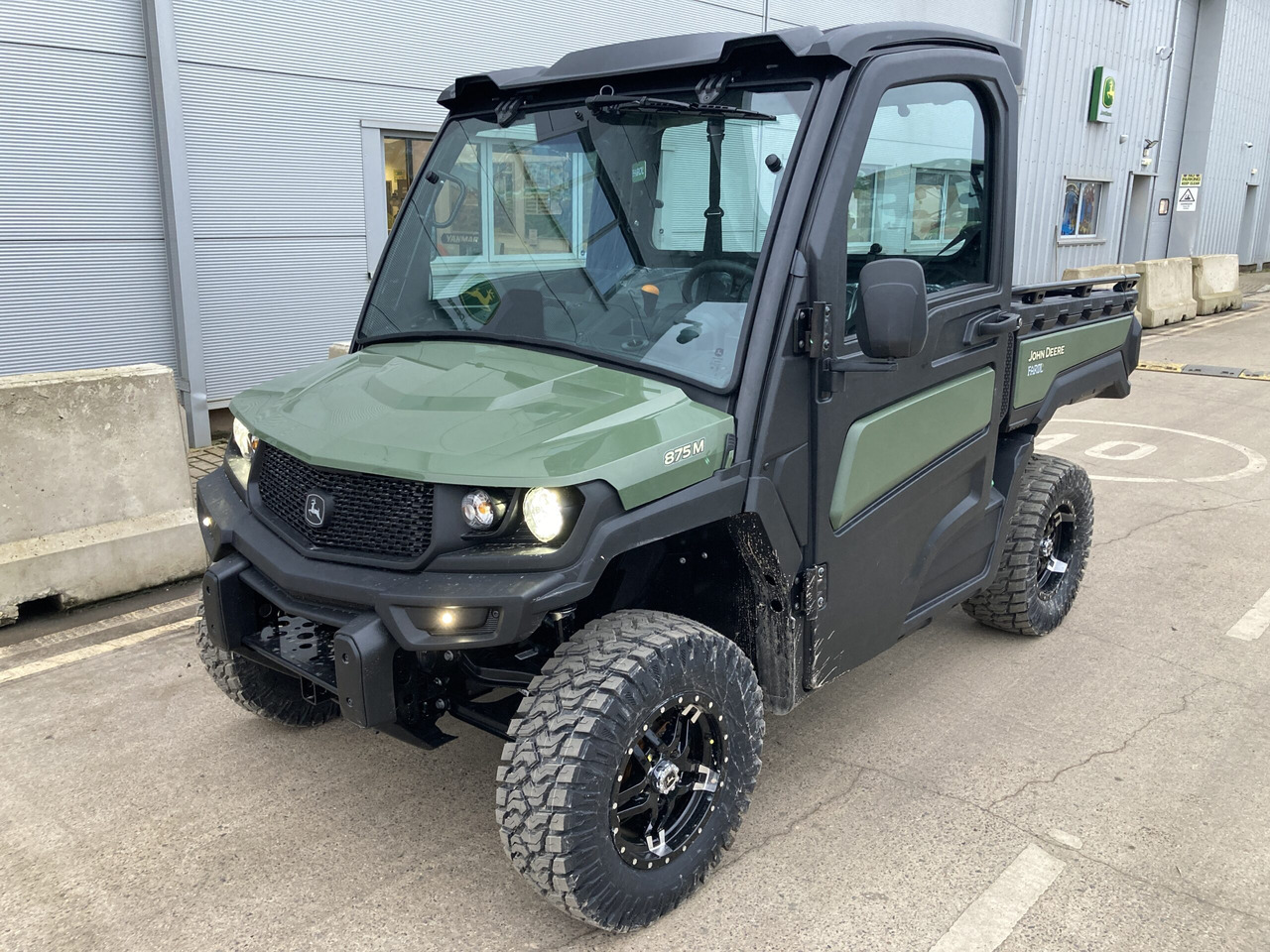 John Deere XUV875M Gator - ATV/ Quad: picture 1 John Deere XUV875M Gator - ATV/ Quad: picture 1