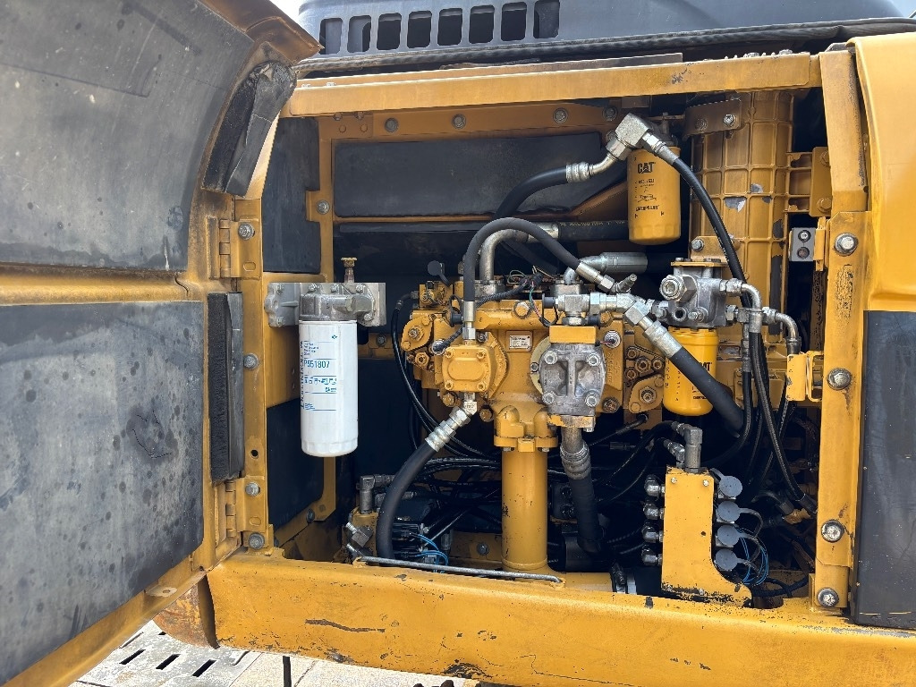 Crawler excavator CAT 323 D LN: picture 10