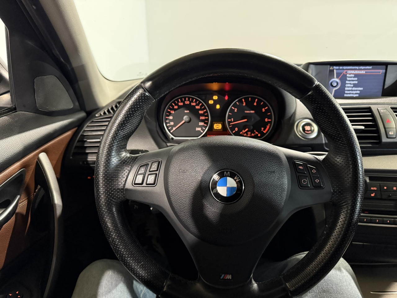 BMW | 1-serie | 116i EffDyn. Ed. Business Line Ultimate Edition | 2011 | 263.221 km | 05RHG5 | Logisch - Hatchback: picture 4 BMW | 1-serie | 116i EffDyn. Ed. Business Line Ultimate Edition | 2011 | 263.221 km | 05RHG5 | Logisch - Hatchback: picture 4