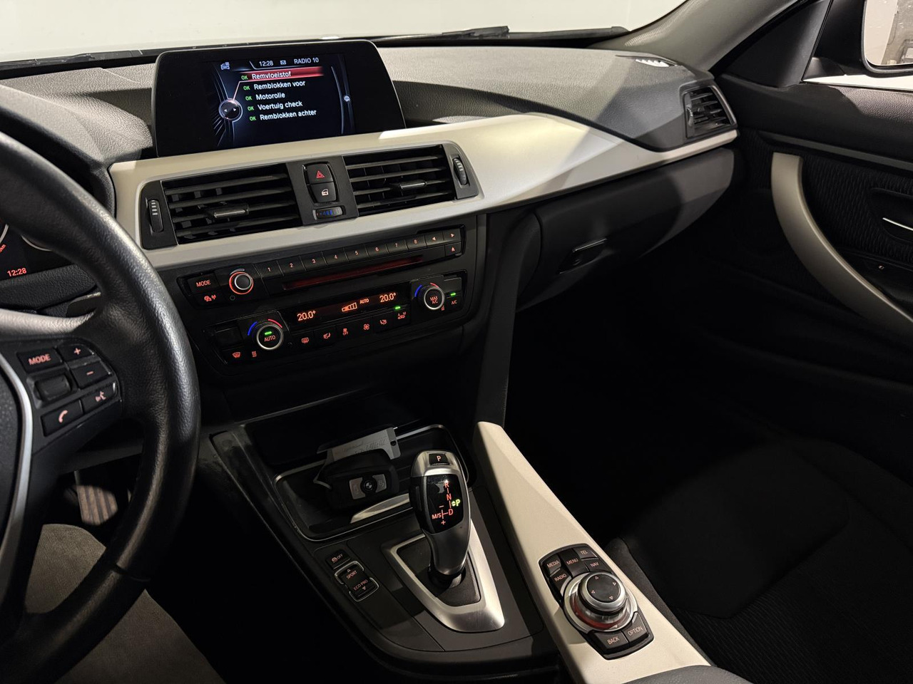 BMW | 4-serie Coupé | 420i Executive Automaat | 2015 | 213.401 km | 2ZGG53 | Logisch - Car: picture 4 BMW | 4-serie Coupé | 420i Executive Automaat | 2015 | 213.401 km | 2ZGG53 | Logisch - Car: picture 4