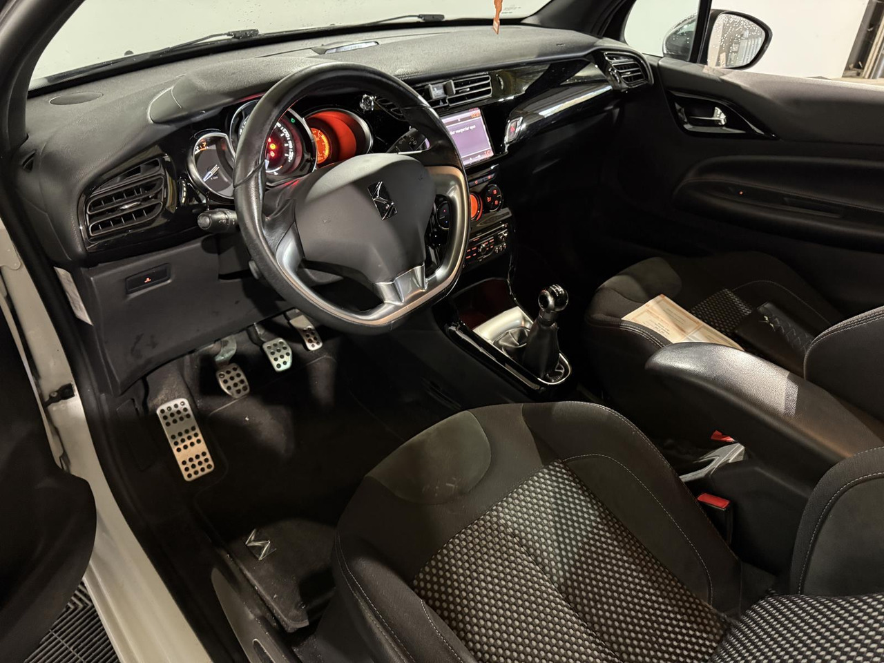 Citroen | DS3 | 1.6 So Chic | 2011 | 154.198 km | 98PFT8 | Logisch - Hatchback: picture 4 Citroen | DS3 | 1.6 So Chic | 2011 | 154.198 km | 98PFT8 | Logisch - Hatchback: picture 4