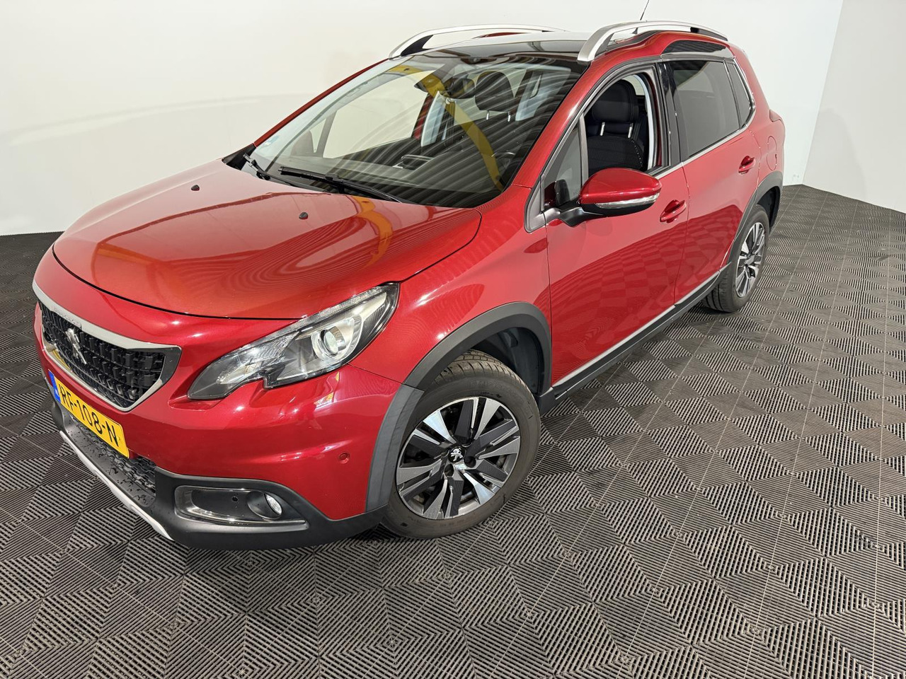 Peugeot 2008 1.2 PureTech Blue Lease Executive RF-108-N 141.645 km - Car: picture 1 Peugeot 2008 1.2 PureTech Blue Lease Executive RF-108-N 141.645 km - Car: picture 1