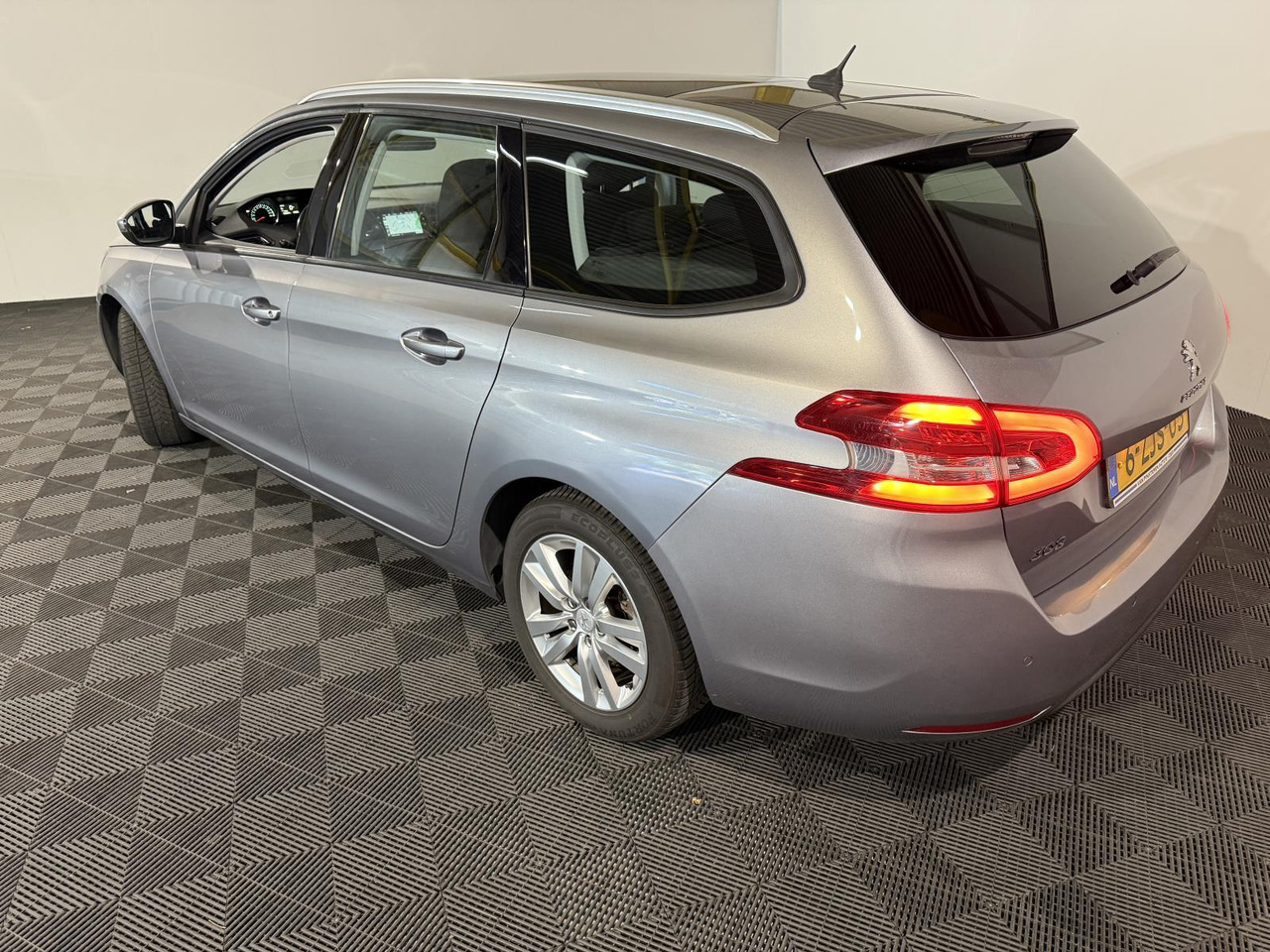 Peugeot | 308 SW | 1.2 e-THP Allure | 2015 | 158.352 km | 6ZJS05 | Logisch - Car: picture 5 Peugeot | 308 SW | 1.2 e-THP Allure | 2015 | 158.352 km | 6ZJS05 | Logisch - Car: picture 5