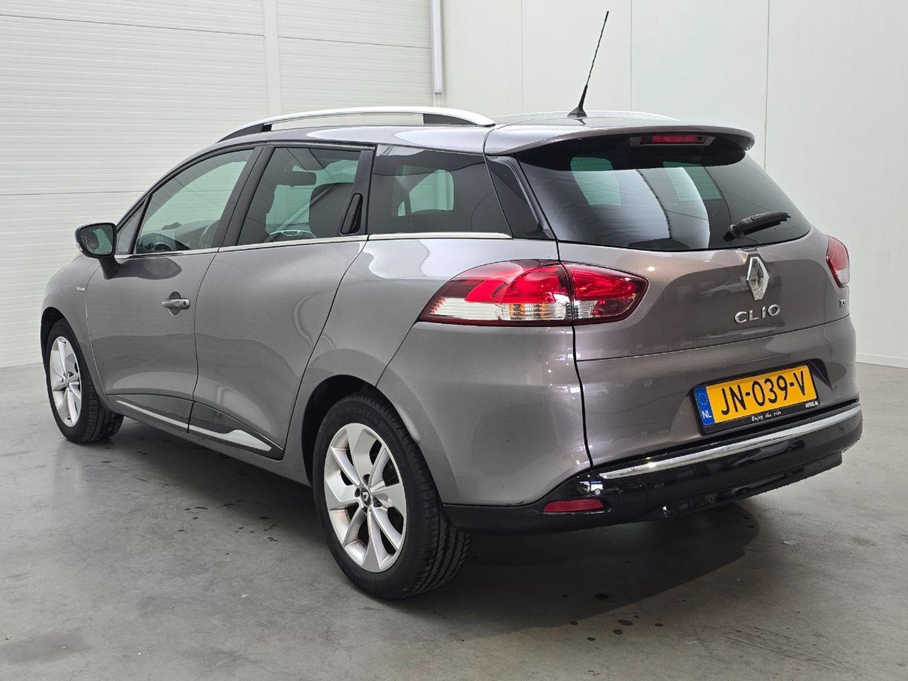 Renault Clio Estate 0.9 TCe Limited | 2016 | 152.751 km | JN039V | NAP: Logisch - Car: picture 3 Renault Clio Estate 0.9 TCe Limited | 2016 | 152.751 km | JN039V | NAP: Logisch - Car: picture 3