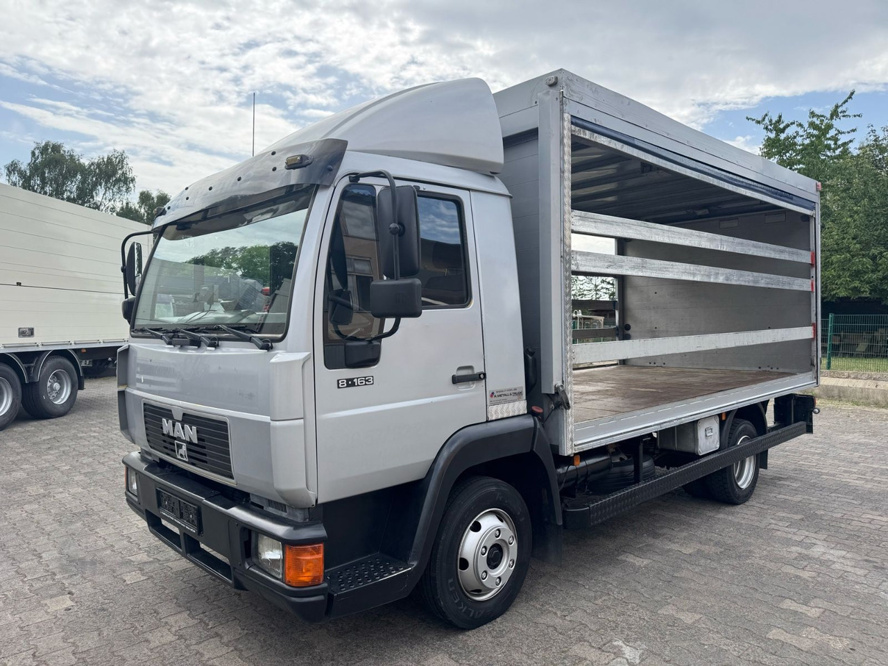 MAN 8. 163 /L2000/LBW-2T./2xAHK - Curtain side van: picture 1 MAN 8. 163 /L2000/LBW-2T./2xAHK - Curtain side van: picture 1