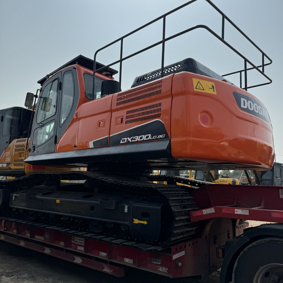 DOOSAN DX300 - Crawler excavator: picture 3 DOOSAN DX300 - Crawler excavator: picture 3