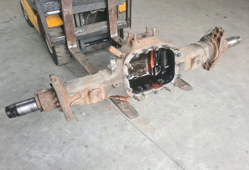 OBUDOWA MOSTU POCHWA NA ZWOLNICY VOLVO FH 4 FM 4 FH 5 FM 5 6x4 8x4 4x2 1048296 P03 - Steering gear: picture 1 OBUDOWA MOSTU POCHWA NA ZWOLNICY VOLVO FH 4 FM 4 FH 5 FM 5 6x4 8x4 4x2 1048296 P03 - Steering gear: picture 1