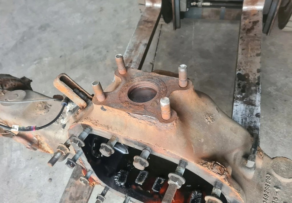 OBUDOWA MOSTU POCHWA NA ZWOLNICY VOLVO FH 4 FM 4 FH 5 FM 5 6x4 8x4 4x2 1048296 P03 - Steering gear: picture 5 OBUDOWA MOSTU POCHWA NA ZWOLNICY VOLVO FH 4 FM 4 FH 5 FM 5 6x4 8x4 4x2 1048296 P03 - Steering gear: picture 5