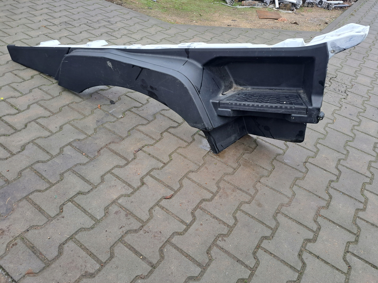 RENAULT STOPNICA GÓRNA STOPIEŃ PRAWY RENAULT GAMA T RANGE - Footstep for Truck: picture 1 RENAULT STOPNICA GÓRNA STOPIEŃ PRAWY RENAULT GAMA T RANGE - Footstep for Truck: picture 1