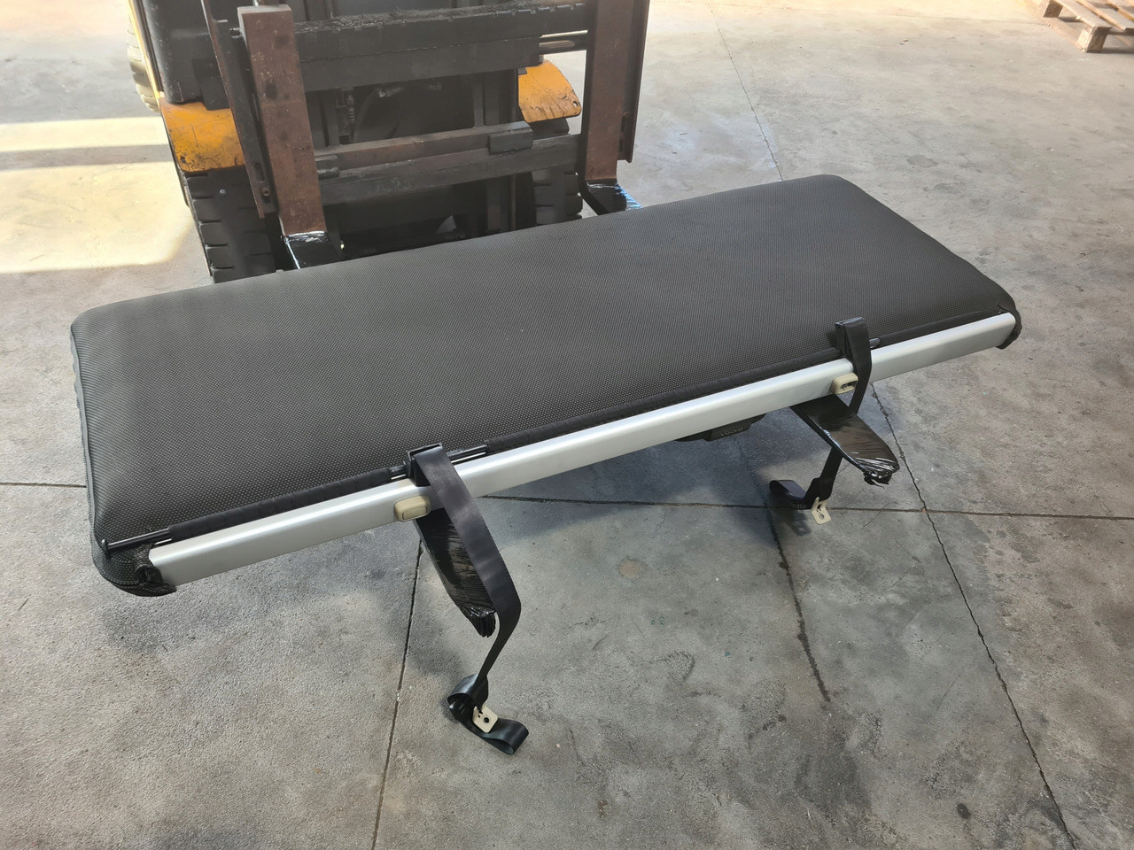 VOLVO ŁÓŻKO KOMPLETNE GÓRNE LEŻANKA MOCOWANIA - Seat for Truck: picture 1 VOLVO ŁÓŻKO KOMPLETNE GÓRNE LEŻANKA MOCOWANIA - Seat for Truck: picture 1