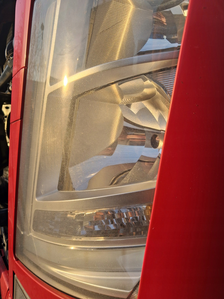 VOLVO REFLEKTOR LAMPA OKULAR LEWY KOMPLETNY VOLVO FM 4 - Headlight for Truck: picture 4 VOLVO REFLEKTOR LAMPA OKULAR LEWY KOMPLETNY VOLVO FM 4 - Headlight for Truck: picture 4