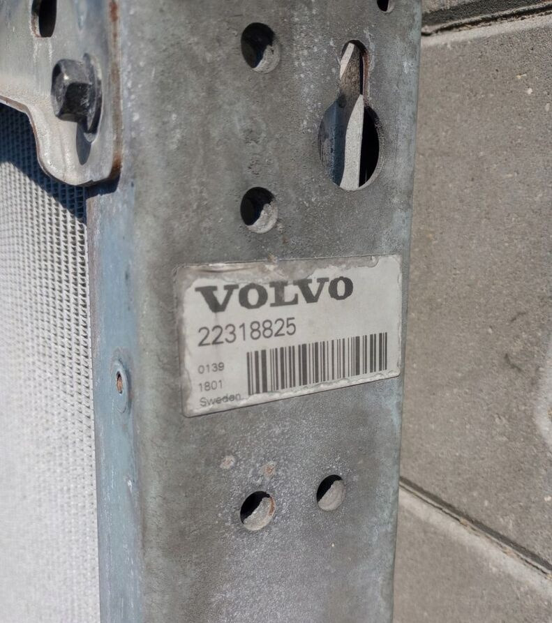 Volvo CHŁODNICA WODY CIECZY VOLVO FH 4 RENAULT GAMA T - Radiator for Truck: picture 4 Volvo CHŁODNICA WODY CIECZY VOLVO FH 4 RENAULT GAMA T - Radiator for Truck: picture 4