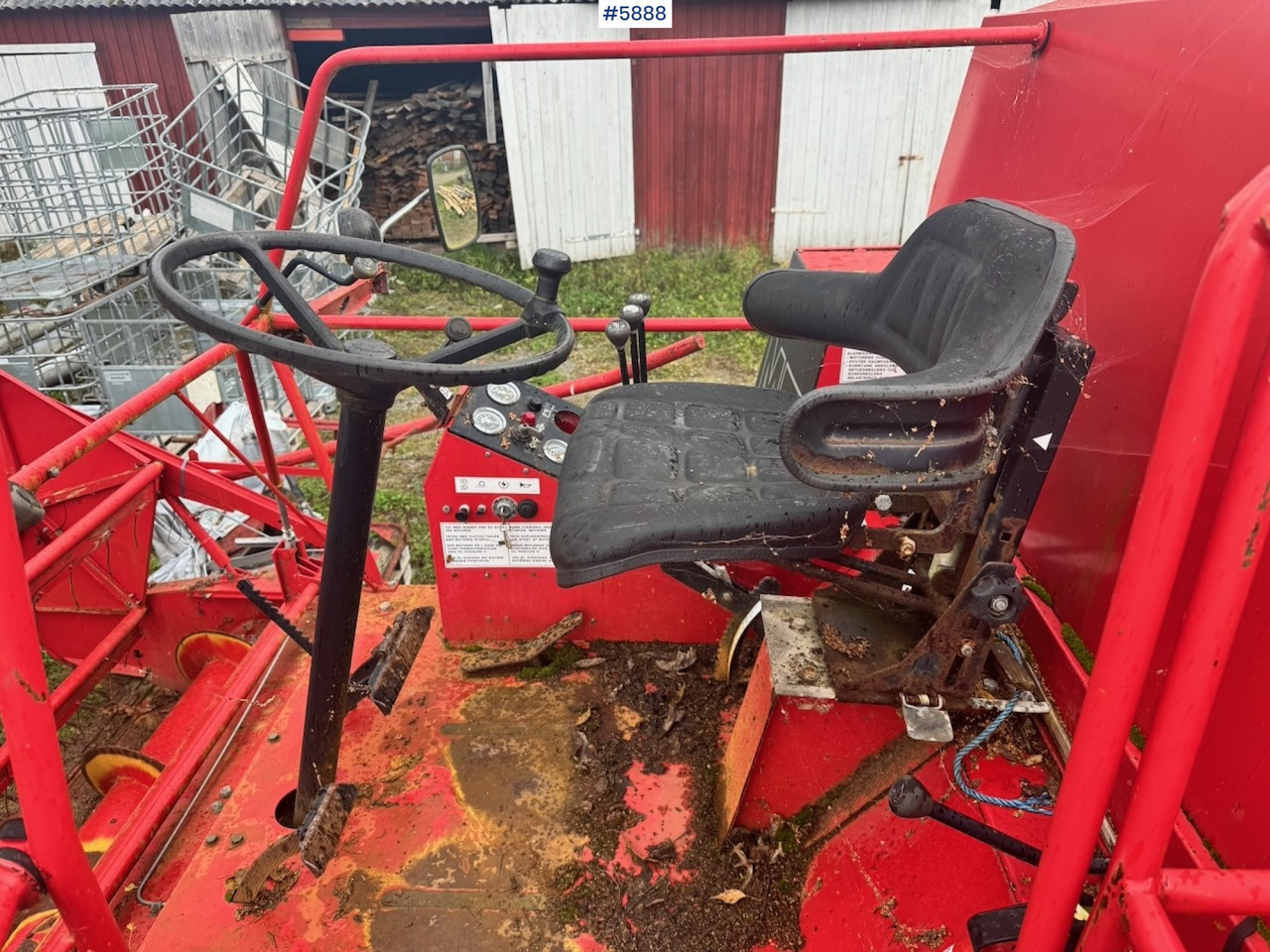 Combine harvester 1986 Massey Ferguson 330 combine harvester: picture 13 Combine harvester 1986 Massey Ferguson 330 combine harvester: picture 13