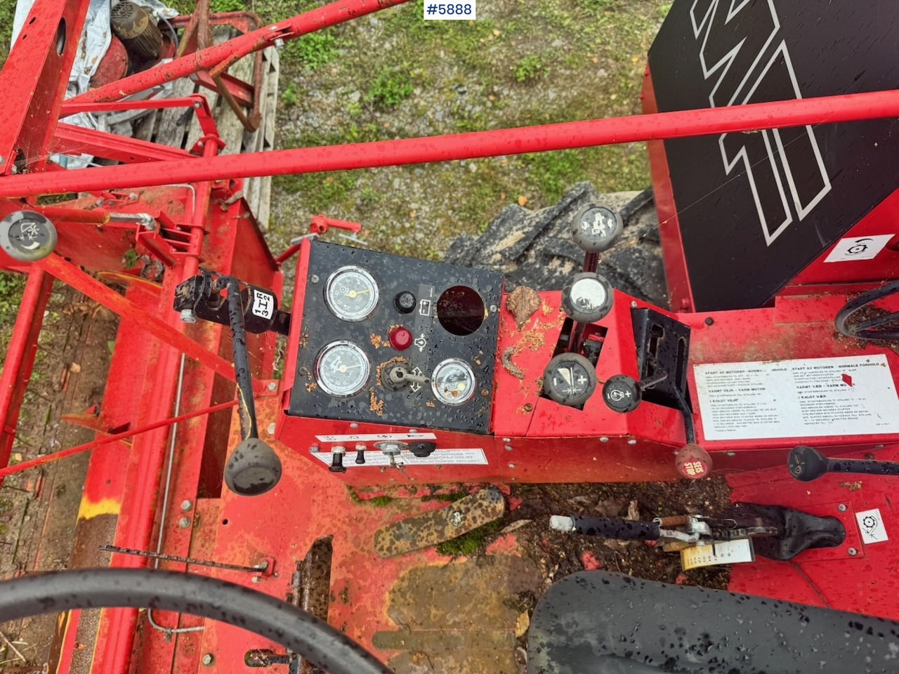 Combine harvester 1986 Massey Ferguson 330 combine harvester: picture 16 Combine harvester 1986 Massey Ferguson 330 combine harvester: picture 16