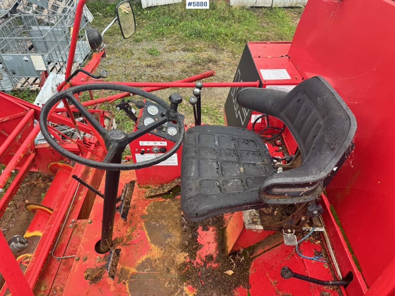 Combine harvester 1986 Massey Ferguson 330 combine harvester: picture 12 Combine harvester 1986 Massey Ferguson 330 combine harvester: picture 12