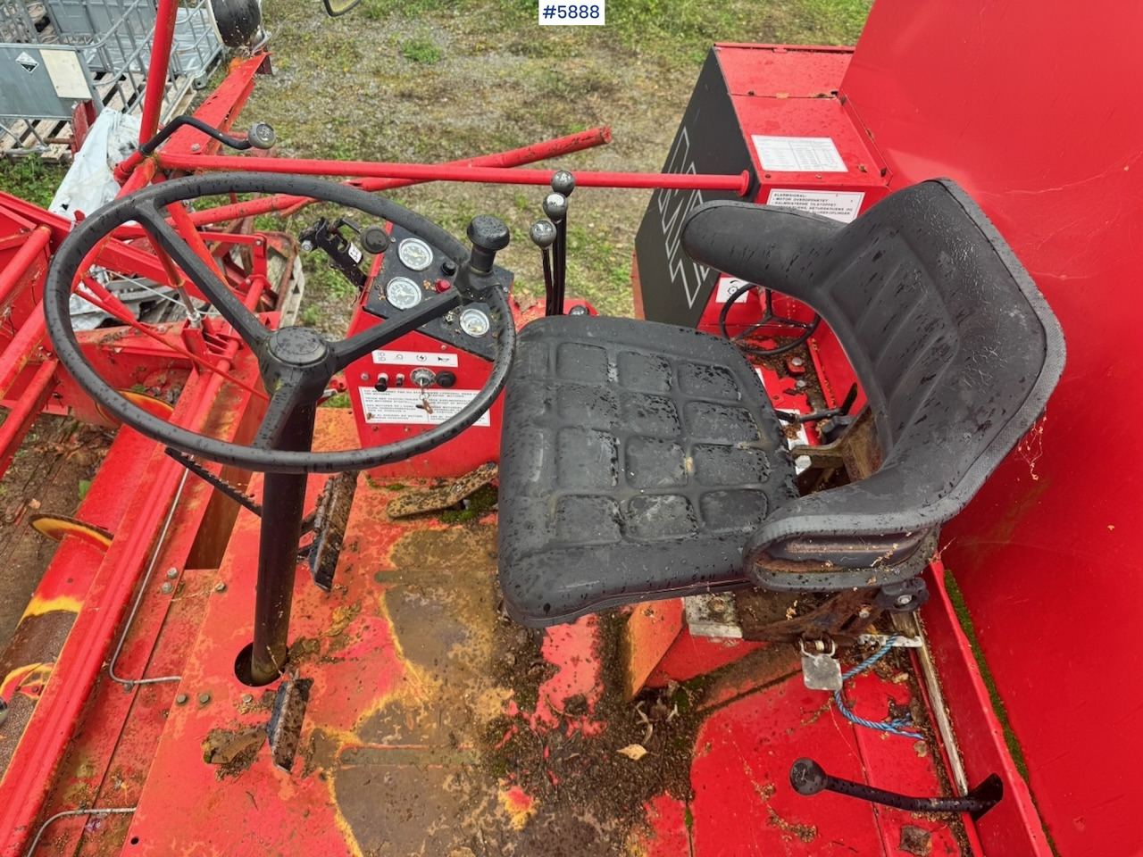 Combine harvester 1986 Massey Ferguson 330 combine harvester: picture 14 Combine harvester 1986 Massey Ferguson 330 combine harvester: picture 14