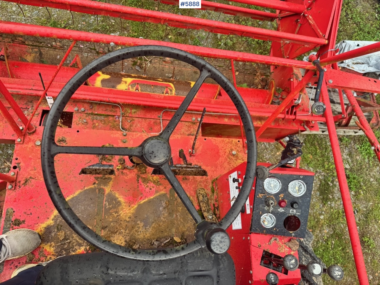 Combine harvester 1986 Massey Ferguson 330 combine harvester: picture 15 Combine harvester 1986 Massey Ferguson 330 combine harvester: picture 15