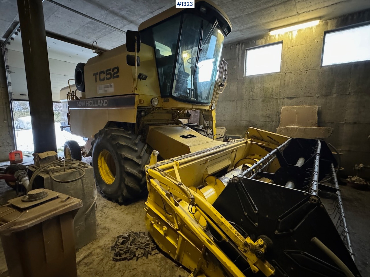 1992 New Holland TC52 Combine - Combine harvester: picture 1 1992 New Holland TC52 Combine - Combine harvester: picture 1