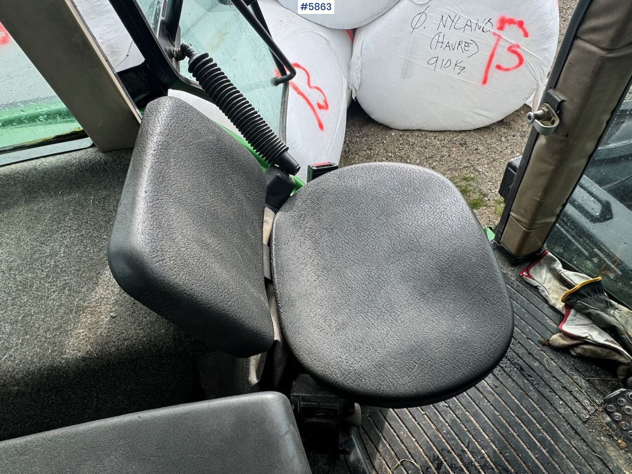 Farm tractor 1996 John Deere 6400 4x4 w/ front loader.: picture 12