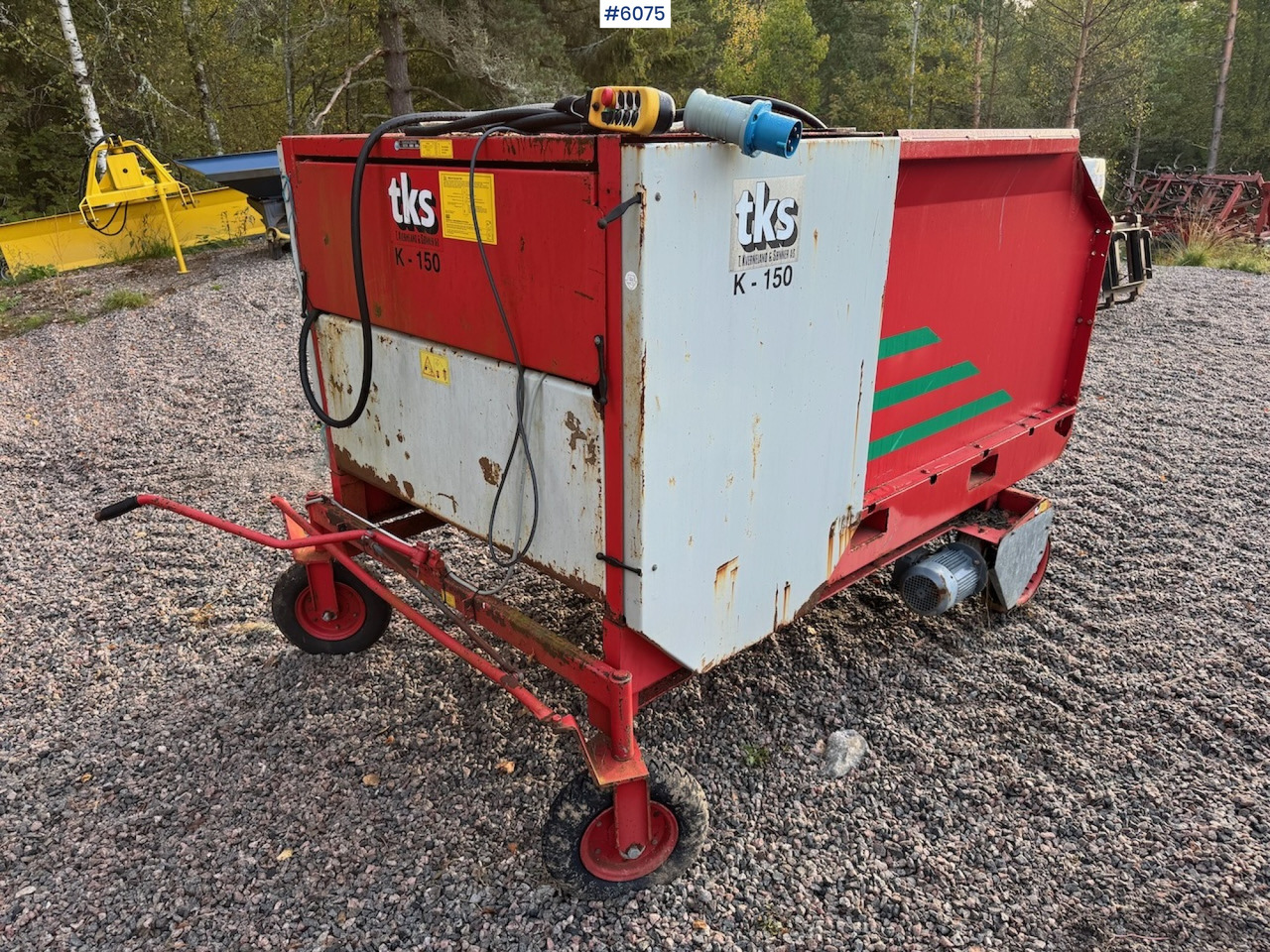 2000 TKS K-150 Round bale cutter with wheel drive. - Tedding equipment: picture 2 2000 TKS K-150 Round bale cutter with wheel drive. - Tedding equipment: picture 2