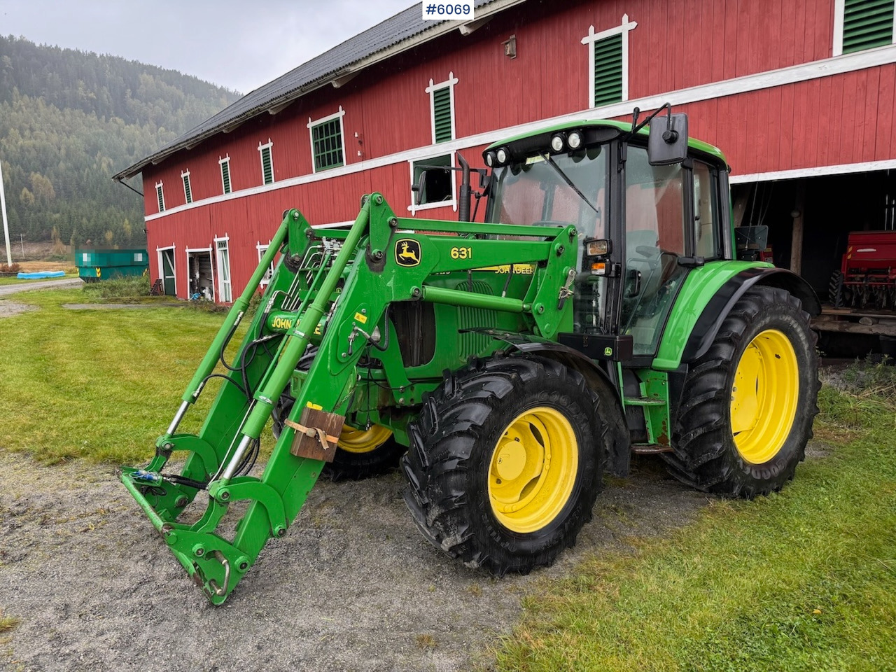 2006 John Deere 6320 w/ front loader, bucket, grapple, pallet fork and chains. Low hours!! - Farm tractor: picture 4 2006 John Deere 6320 w/ front loader, bucket, grapple, pallet fork and chains. Low hours!! - Farm tractor: picture 4