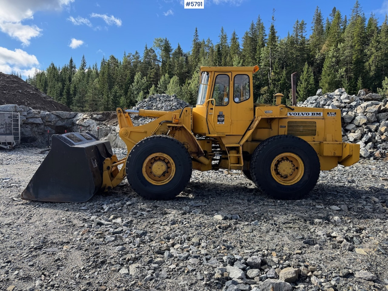 Volvo LM 1240 w/ bucket and pallet forks with claw. - Wheel loader: picture 1 Volvo LM 1240 w/ bucket and pallet forks with claw. - Wheel loader: picture 1