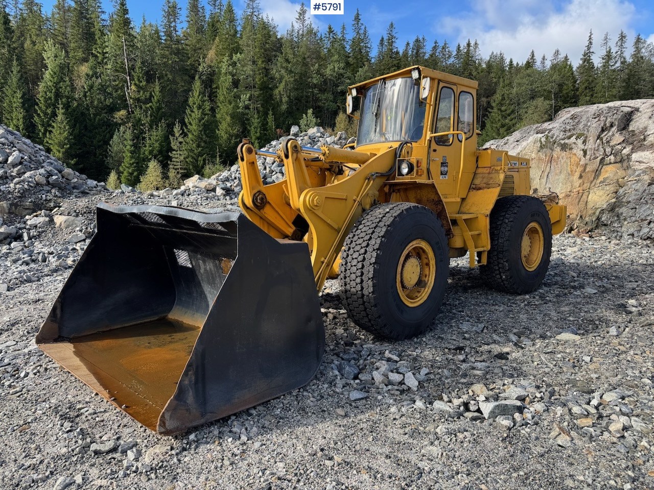 Volvo LM 1240 w/ bucket and pallet forks with claw. - Wheel loader: picture 2 Volvo LM 1240 w/ bucket and pallet forks with claw. - Wheel loader: picture 2