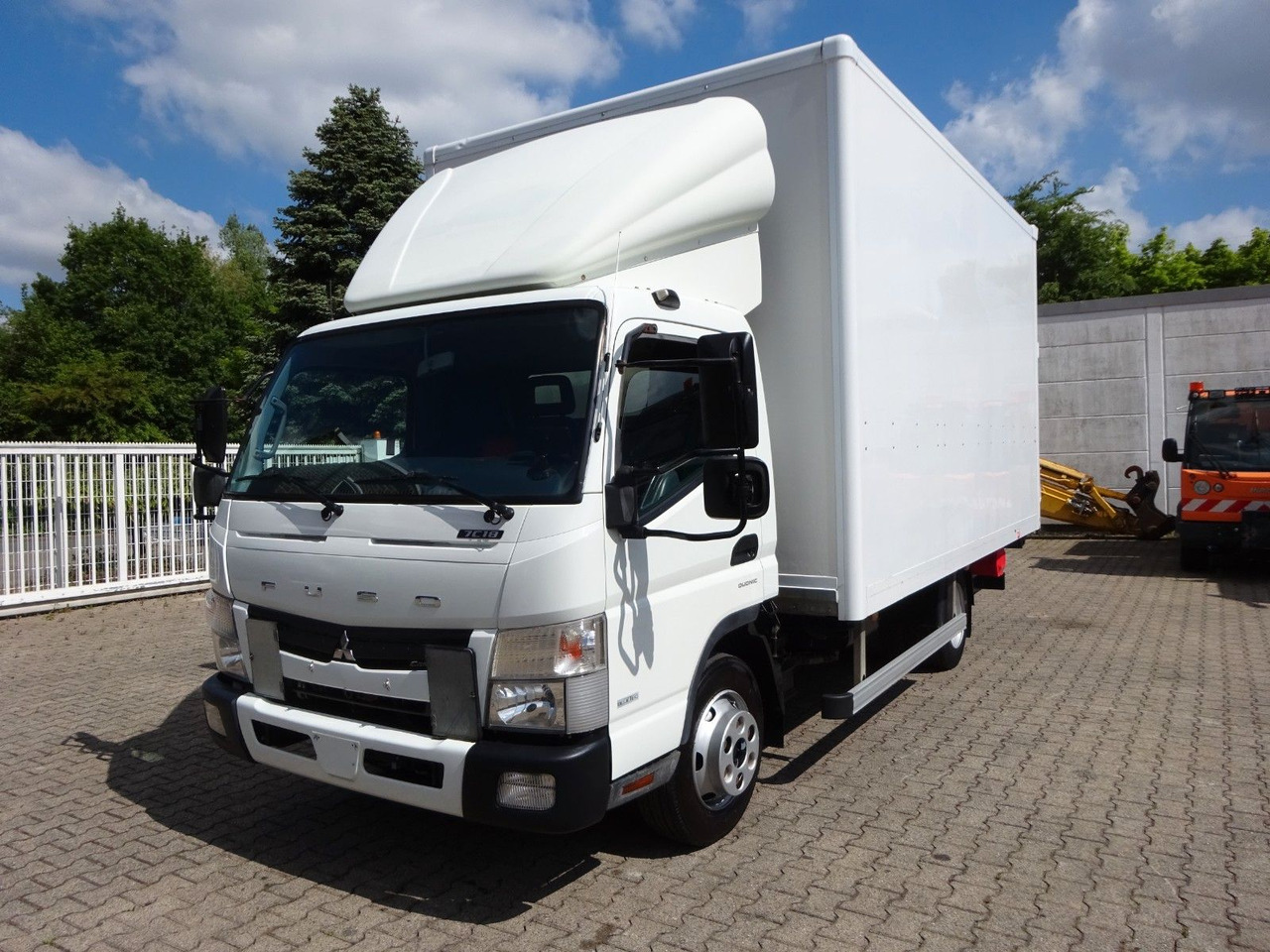 FUSO Canter 7C18 + LBW 4x2 - Closed box van: picture 1 FUSO Canter 7C18 + LBW 4x2 - Closed box van: picture 1