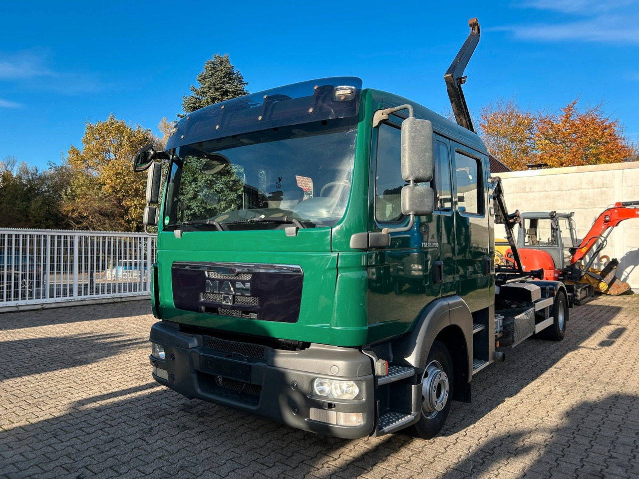 MAN 12.250 Doppelkabine Abroller - Hook lift truck: picture 1 MAN 12.250 Doppelkabine Abroller - Hook lift truck: picture 1