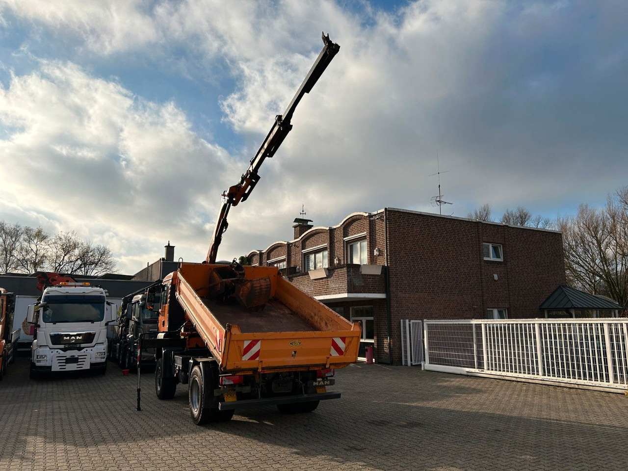 MAN 18.320 3Skipper + PK 7001K + Greifer 4x4 - Tipper, Crane truck: picture 3 MAN 18.320 3Skipper + PK 7001K + Greifer 4x4 - Tipper, Crane truck: picture 3